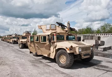 Ukrainische Streitkräfte erhalten über 2.000 gepanzerte ...