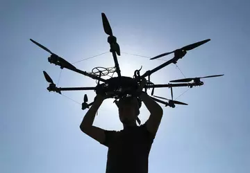 Ukrainische Drohne R18 vernichtet russischen Panzer ...