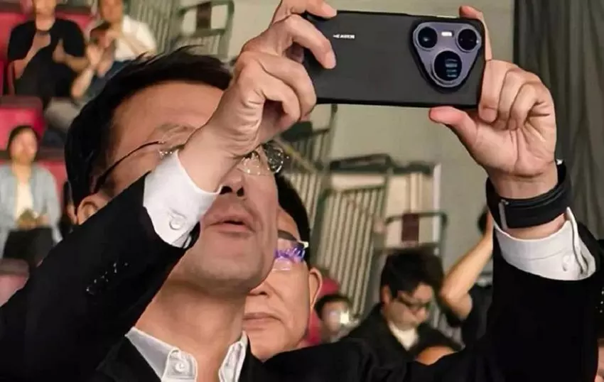 He Gang mit dem Pura 80 Ultra Smartphone