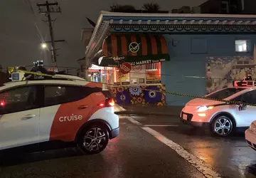 Cruise-Roboter-Taxis blockieren erneut eine Straße in ...