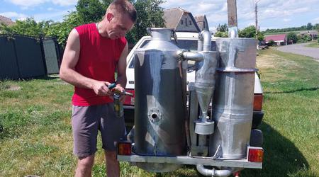 Der Ukrainer hat das Auto wegen Kraftstoffmangel auf Brennholz umgestellt