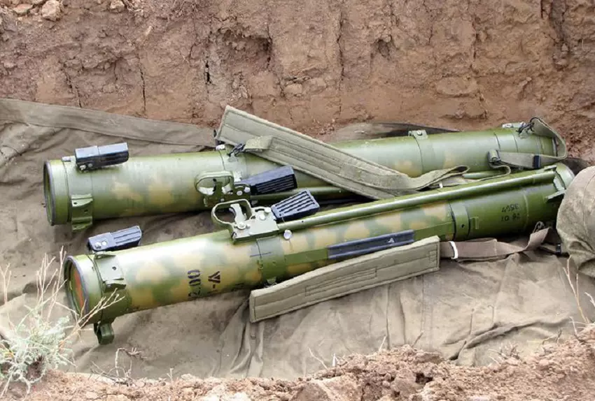 Ukrainischer Soldat zeigt erbeuteten modernen Schmel-M-Flammenwerfer in Aktion (Video)