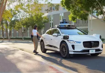 Polizei stoppt ein Waymo-Roboter-Taxi, das in ...