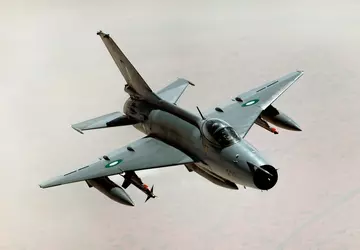 China verwandelt alte J-6- und J-7-Kampfflugzeuge ...