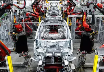 Tesla hat eine Armee von Kuka-Robotern, ...