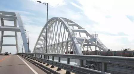 Britischer Geheimdienst: Russland verstärkt die Verteidigungsanlagen der Kertsch-Brücke mit Lastkähnen, um sie vor ukrainischen Marinedrohnen zu schützen