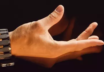 Meta zeigt einen Prototyp eines Armbands ...