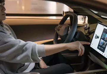 Hyundai-Fahrzeuge werden mit einem großen Tesla-ähnlichen ...