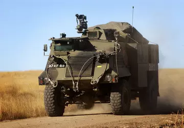 Britischer Schützenpanzer Saxon an der Front ...