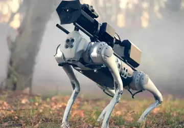 Throwflame präsentiert einen Roboterhund mit einem ...