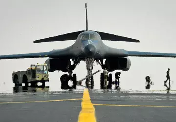 Der strategische US-Bomber B-1B Lancer überfliegt ...