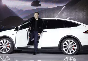 Tesla vergibt Musk Millionen von Aktien ...