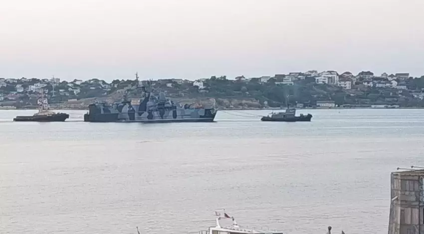 Es wurde ein Foto veröffentlicht, das das Abschleppen des 45 Millionen Dollar teuren Raketenschiffs Samum zeigt, das von der ukrainischen Versuchsdrohne Sea Baby getroffen wurde.