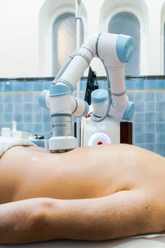 Robomasseuse Anna bei der Arbeit. Illustration: Hotel Centralni Lazne