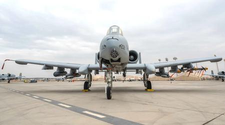 Das ikonische Kampfflugzeug A-10 Thunderbolt II kann jetzt APKWS II-Raketen und GBU-39/B-Lenkbomben mit kleinem Durchmesser einsetzen