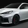 Blauer Toyota GR Yaris mit aerodynamischen Modifikationen