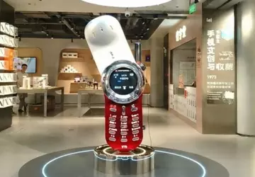 Eine zwei Meter große funktionsfähige Nachbildung ...