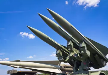 Spanien übergibt HAWK-Luftabwehrbatterie mit sechs Raketenwerfern ...