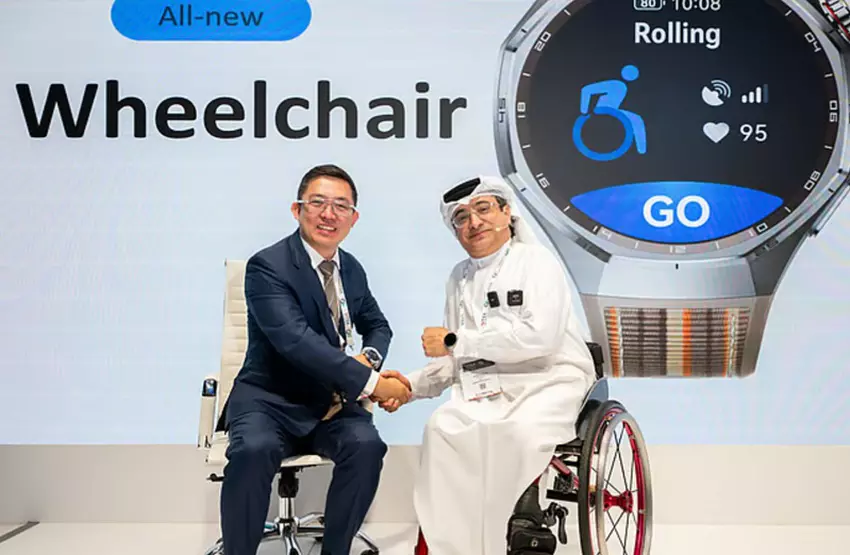 Huawei-Regionalmanager Bruce Li und der Präsident des Asiatischen Paralympischen Komitees, Majid Rashed