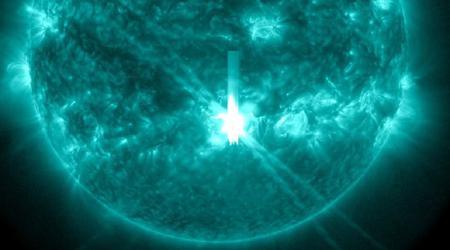 Meteorologen - macht euch bereit! Auf der Sonne hat sich eine starke Eruption ereignet, die auf der Erde einen großflächigen geomagnetischen Sturm verursachen wird