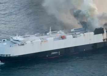 Ein brennendes Schiff voller Autos sank ...
