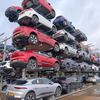 Ein paar Jaguar I-Pace auf dem Schrotthaufen.