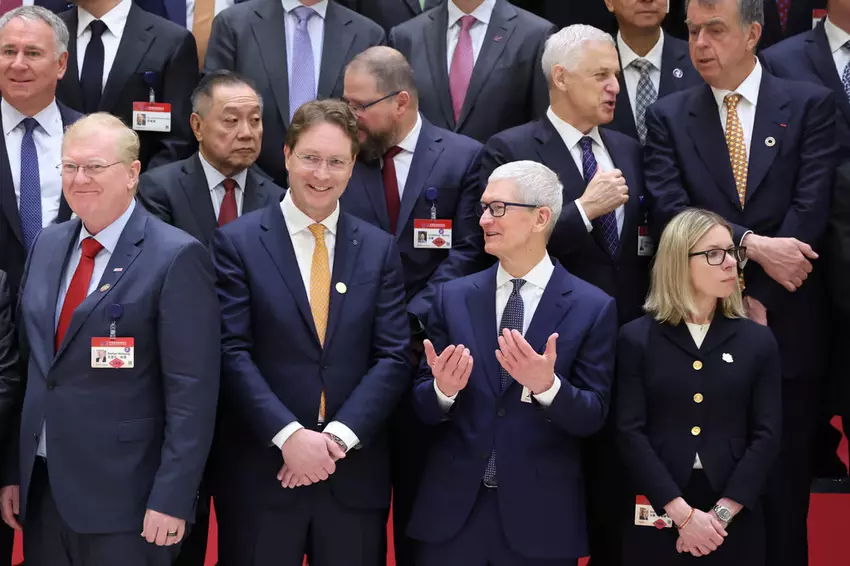 Tim Cook spricht mit anderen Teilnehmern vor der Eröffnungszeremonie des China Development Forum in Peking