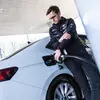 Miko Marczyk vor dem Hintergrund des Autos