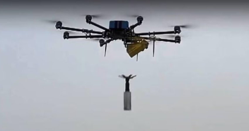 Den ukrainischen Streitkräften ist es kürzlich gelungen, vier russische Militärausrüstungen auf einmal zu zerstören. Dazu wurde die Drohne R18 eingesetzt