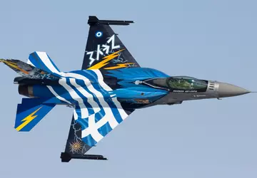 Die griechische Luftwaffe evakuiert Dutzende von ...