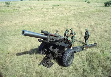 Zuni-Luftraketen und M114A1-Haubitzen: Griechenland übergibt neues ...