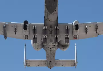 Das Kampfflugzeug A-10 Thunderbolt II kann ...