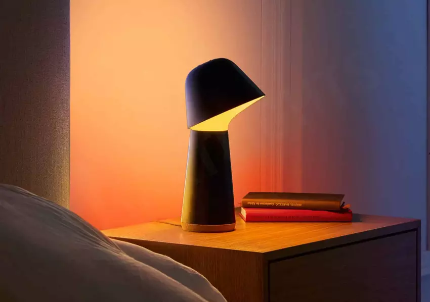Philips präsentiert neue Hue Twilight Nachttischlampe, die Sonnenaufgang und Sonnenuntergang simuliert