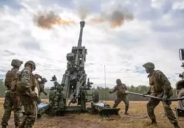 1 Panzer, 7 Infanterie-Kampffahrzeuge und eine ...