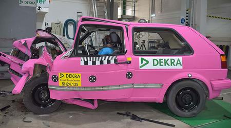 VW Golf II ist bei einem Crashtest zusammengestoßen, um die Überlegenheit moderner Modelle zu beweisen