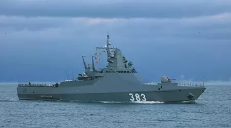 Der ukrainische Geheimdienst hat offiziell einen Drohnenangriff auf Russlands neuestes Schiff, die Sergei Kotov, bestätigt, die in Auftrag gegeben wurde und Kh-35- und Kalibr-Raketen tragen kann