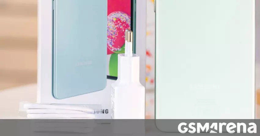 Das Samsung Galaxy A53 wird in Brasilien mit einem mitgelieferten Ladegerät geliefert