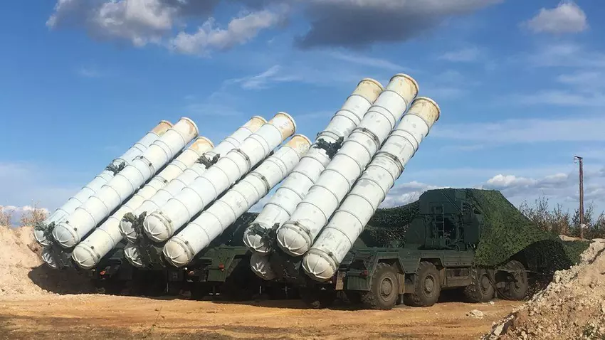 Trotz des Verbots der Türkei hat Russland S-300-Luftabwehrsysteme über den Bosporus ins Schwarze Meer geworfen