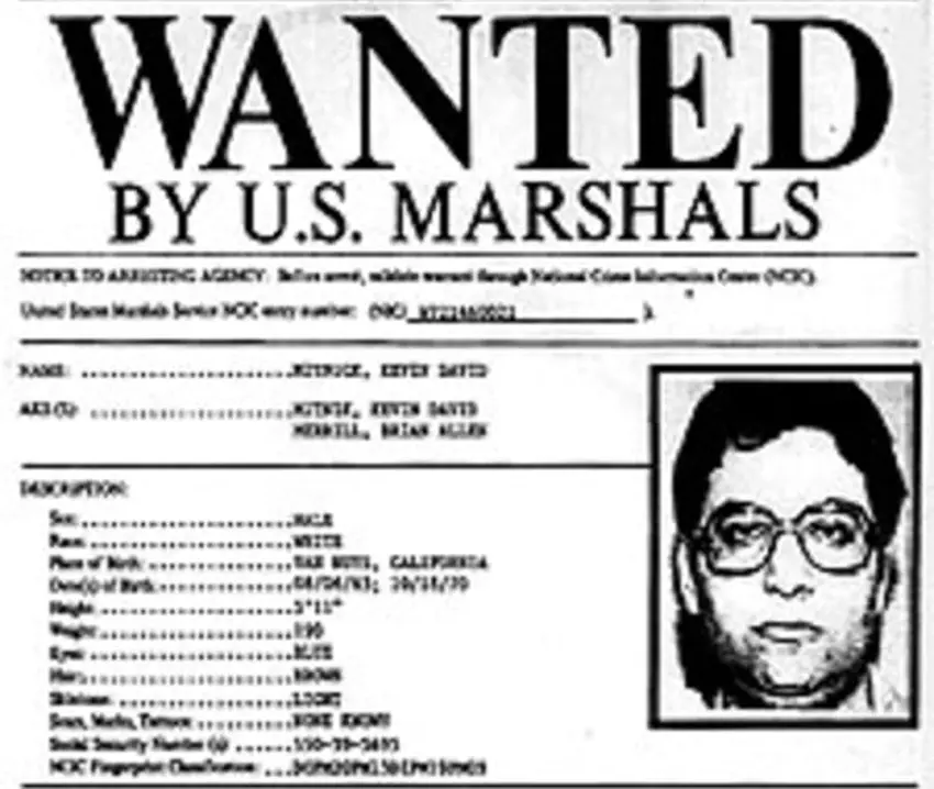 Laut Mitnick hat es ihm sehr geholfen, dass die US-Behörden ein sehr schlechtes Foto verwendet haben, auf dem er in Wirklichkeit kaum zu erkennen war