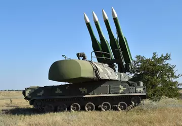 Ukrainische Streitkräfte zeigen Raketen, die von ...