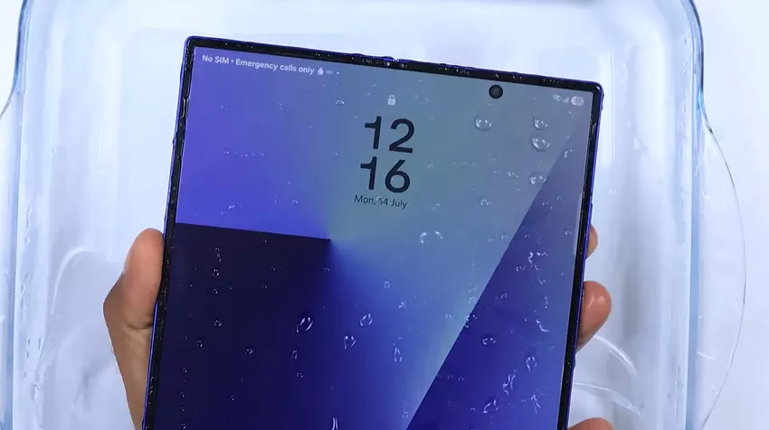 Galaxy Fold 7 nach 12 Stunden im Eis eingeschaltet und hat einen Sprung in den Fluss überstanden (Video)