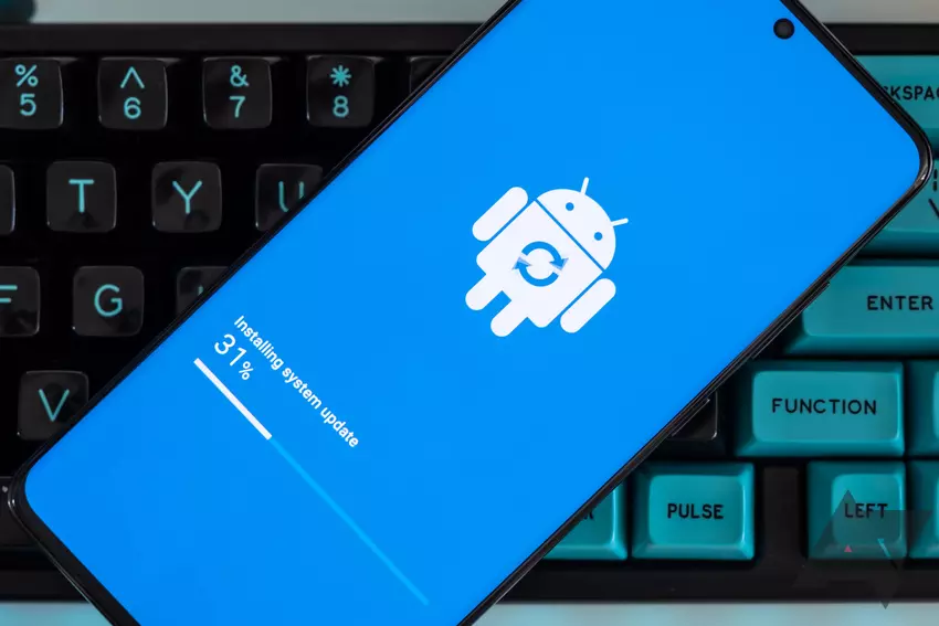 In Europa wollen sie die Smartphone-Hersteller verpflichten, Updates für volle sieben Jahre zu veröffentlichen. Apple, Google und Samsung gegeneinander