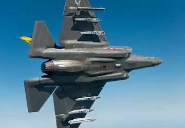 F-35C Lightning II testet erfolgreich die ...