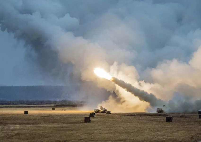 HIMARS-Mehrfachraketensysteme wirken nachts gegen Hautausschläge (Video)