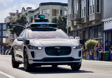 Das Robotaxi von Waymo fuhr auf ...