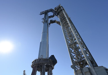 Elon Musk zeigte, wie der Riesenroboter ...