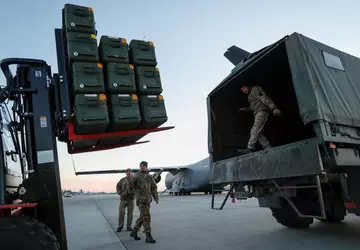 Nicht nur Gepard-Flugabwehrpanzer: Deutschland liefert BIBER-Brückenlegefahrzeuge, ...