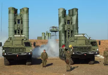 Ukrainische Verteidigungskräfte treffen eine russische strategische ...