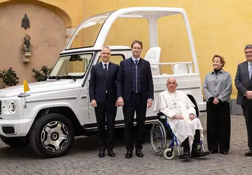 Mercedes-Benz überreichte Papst Franziskus die elektrische ...