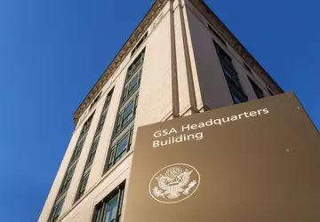 Elon Musk lanciert seinen eigenen Chatbot ...